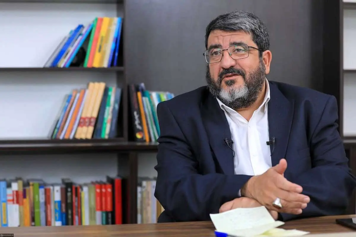 انتقاد شدید‌اللحن روزنامه اصولگرا از فواد ایزدی / «هسته شل» نظام هستید یا «هسته سخت» نظام