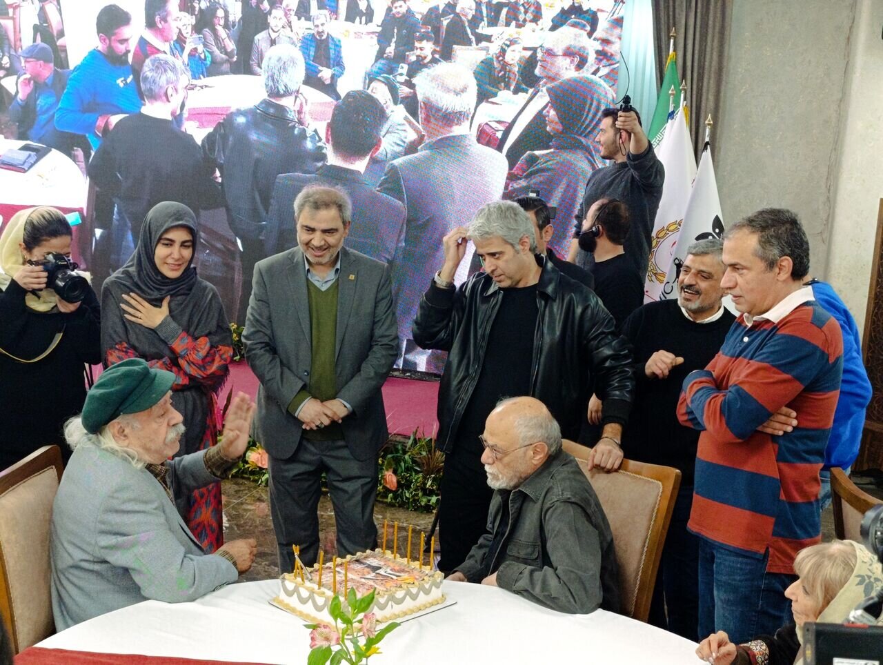آواز خواندن بهزاد فراهانی برای تولد زنجانپور در افتتاحیه جشنواره تئاتر فجر