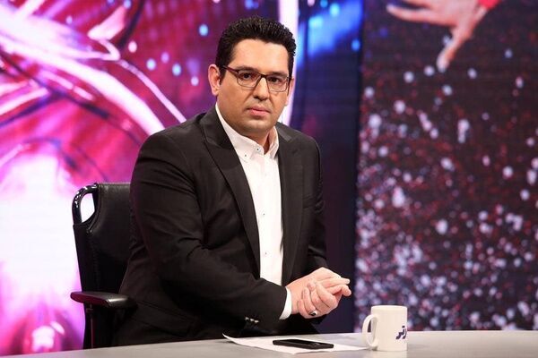 استقلالی‌ها ناراحتند، یک لیوان آب بخورند!/ همین داور سر پرسپولیس را بریده اما می‌گویند پرسپولیسی است!/ حتما مجری تلویزیون استقلالی است که عذرخواهی کرده!