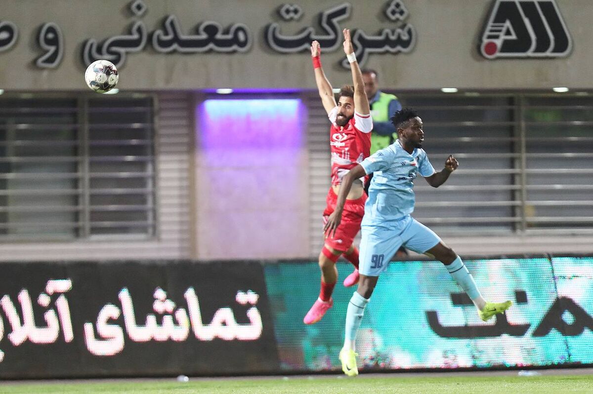 حتما ببینید: ضربه سر خطرناک مهاجم گل گهر به دروازه پرسپولیس +فیلم