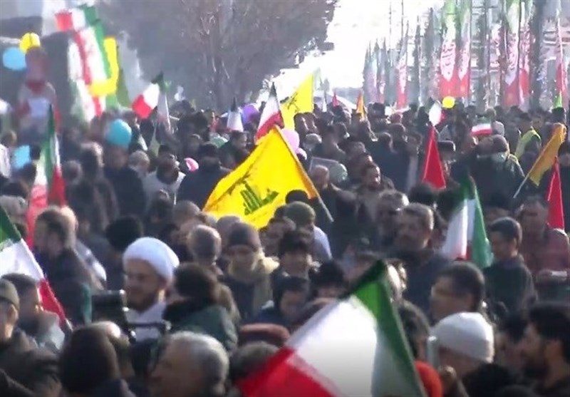 پرچم فلسطین و حزب‌الله در دستان راهپیمایی‌کنندگان ۲۲ بهمن