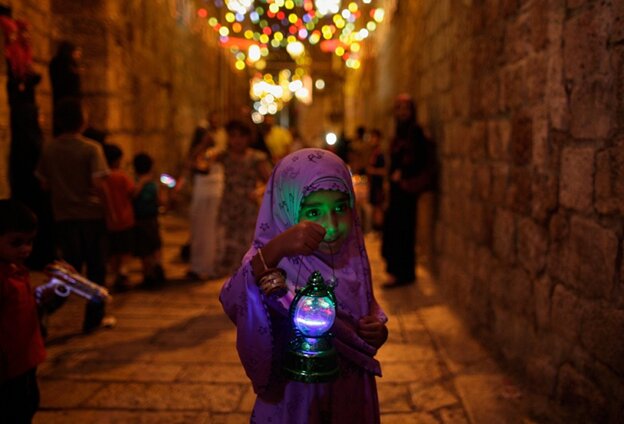 رمضان در فلسطین؛ از پختن«مقلوبه» تا آویزان کردن فانوس در مساجد
