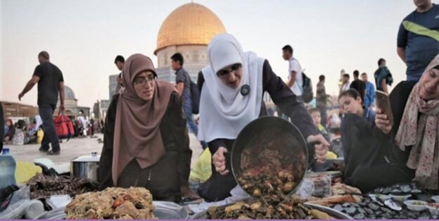 رمضان در فلسطین؛ از پختن«مقلوبه» تا آویزان کردن فانوس در مساجد