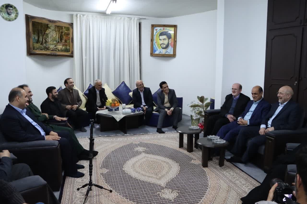 رئیس مجلس با خانواده شهید «حسین املاکی» دیدار کرد