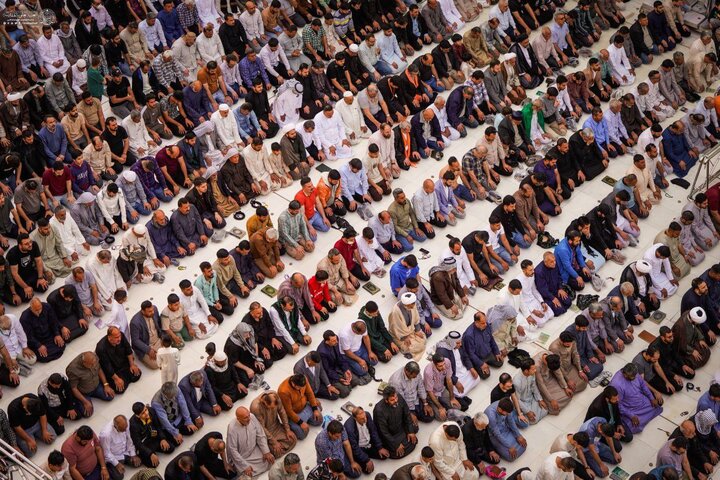 اقامه نماز عید فطر در مرقد امام علی(ع)