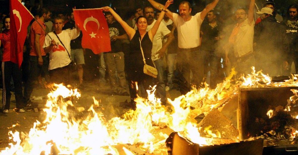 آخرین تحولات از بحران سیاسی ترکیه/ اردوغان زیر تیغ دموکراسی دوام می‌آورد؟