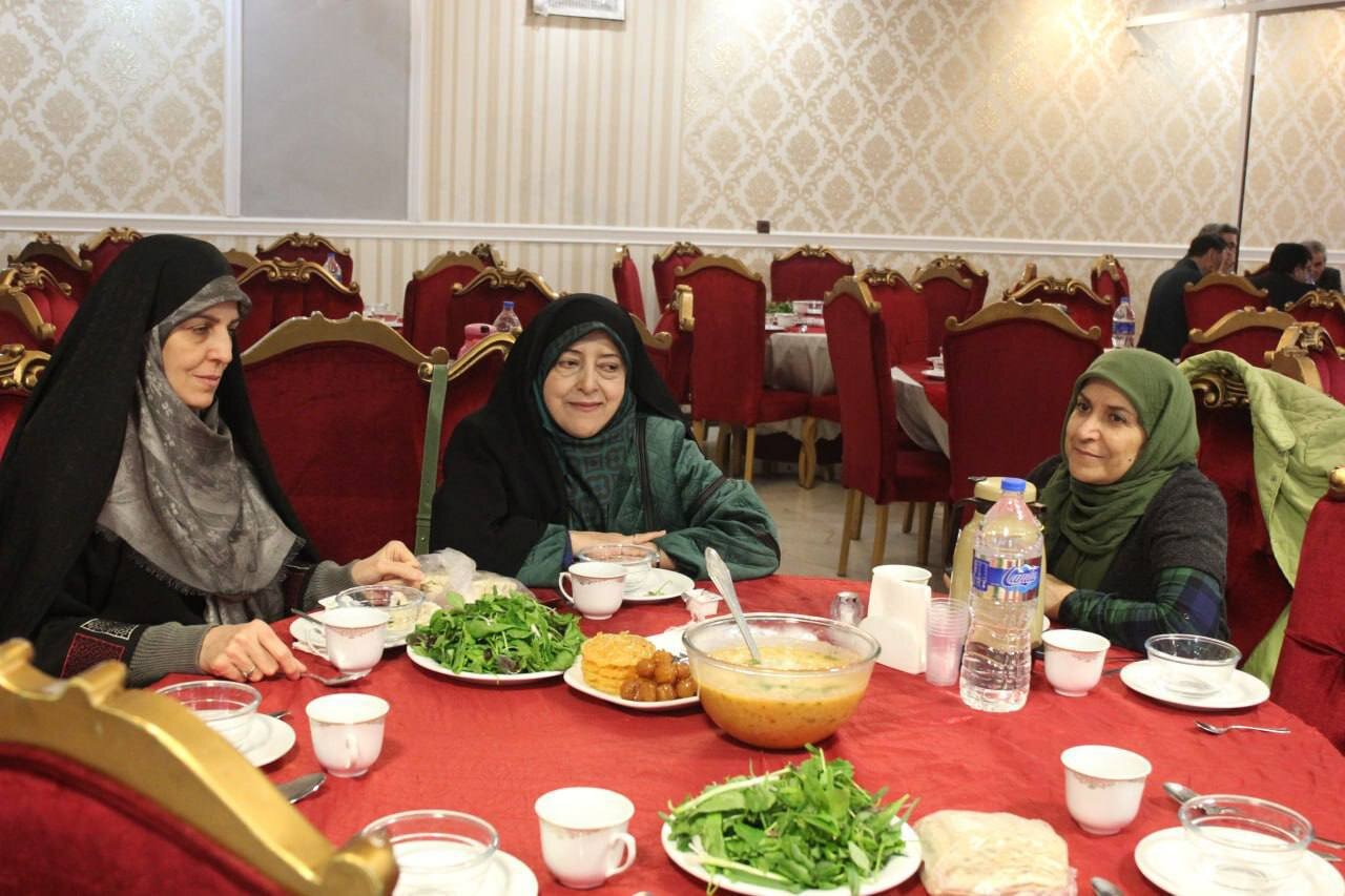 تصاویری از سیدهادی خامنه ای، فائزه هاشمی، آخوندی و معاون پزشکیان در یک افطاری سیاسی/ ابتکار و مولاوردی هم بودند