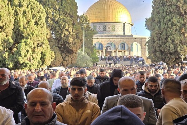 حضور ۱۲۰ هزار فلسطینی در نماز عید فطر مسجدالاقصی+ فیلم