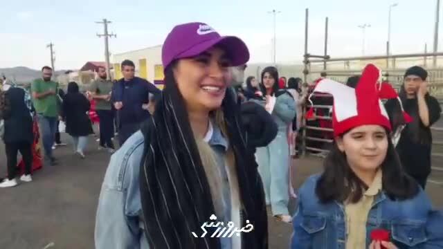 خانواده پرسپولیسی در سردار آزادگان قزوین؛ مادر، دختر و پسر: برای تماشای برد پرسپولیس آمدیم