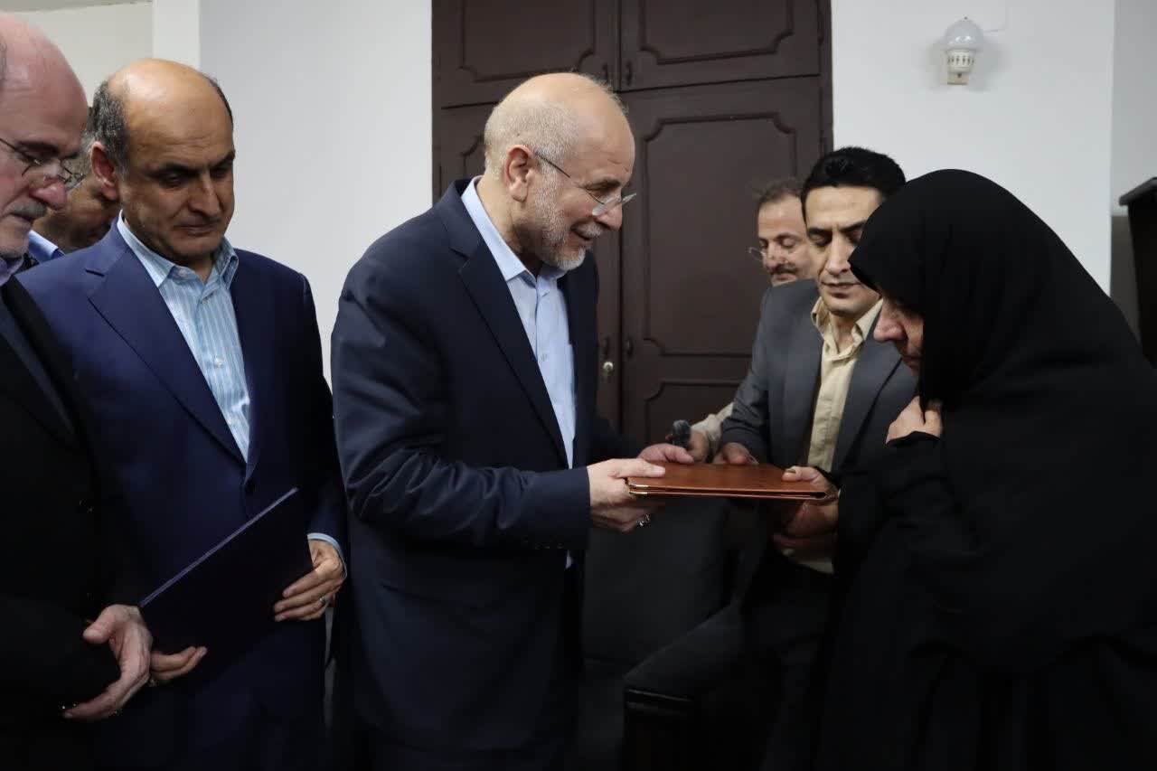 رئیس مجلس با خانواده شهید «حسین املاکی» دیدار کرد