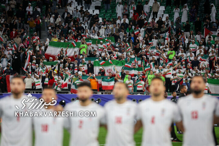 فرار تماشاگران از بارش شدید باران در استادیوم آزادی +فیلم