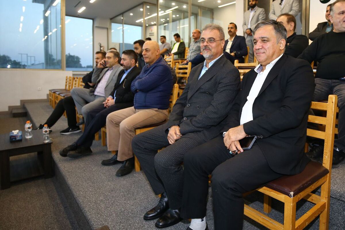 فرار مدیران استقلال از دست هواداران و خبرنگاران +فیلم
