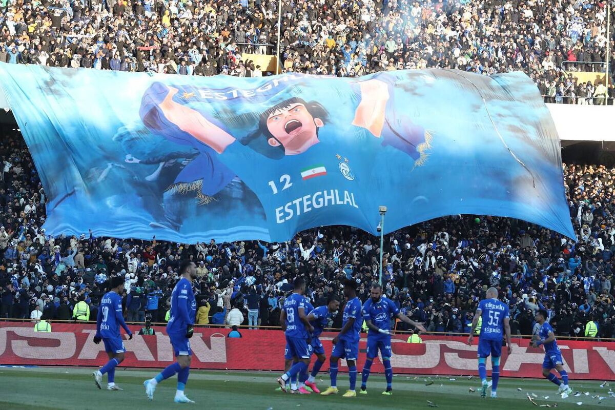 چه تعداد تماشاگر در بازی استقلال و النصر حضور دارند؟  