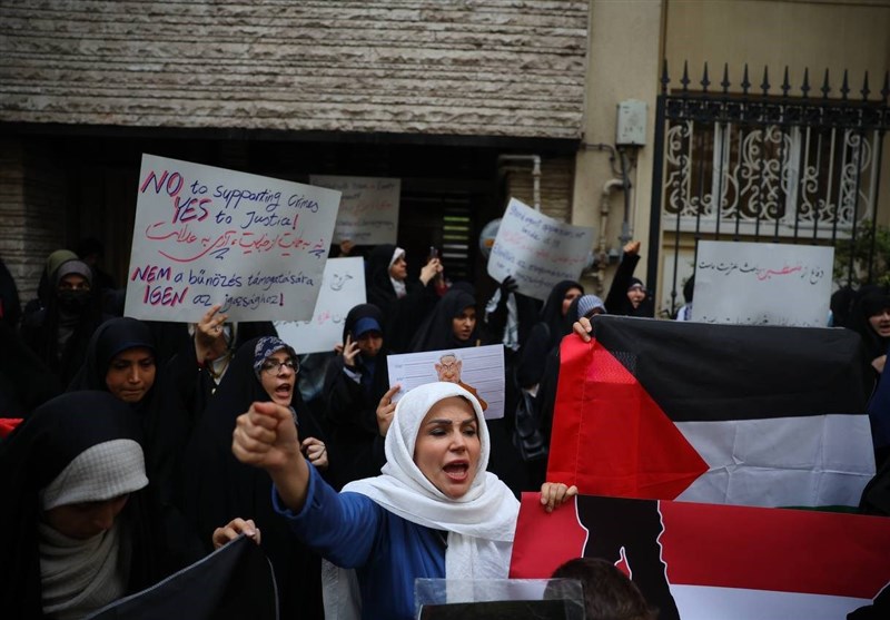 تجمع دانشجویان و مردم تهران مقابل سفارت مجارستان تجمع دانشجویان و مردم تهران مقابل سفارت مجارستان