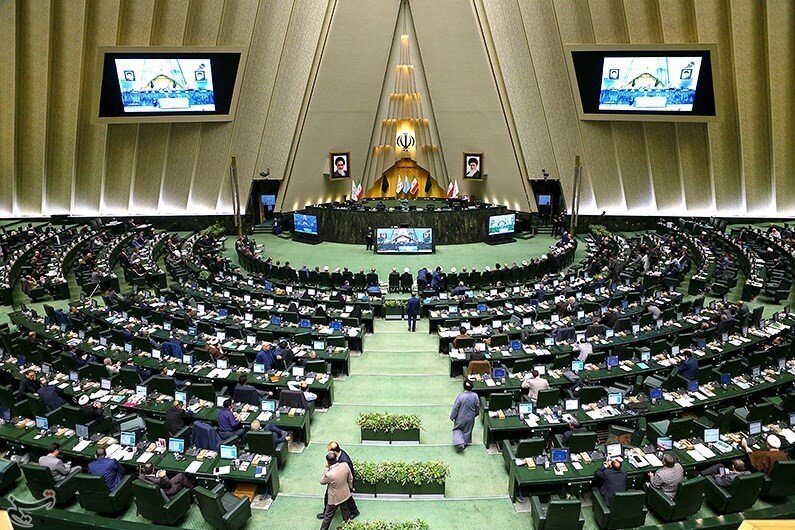 انتقاد روزنامه هم‌میهن از مجلس: برای کشور چه کرده‌اید که حالا آستین بالا می‌زنید و با مطرح کردن استیضاح، قهرمان‌بازی درمی‌آورید؟