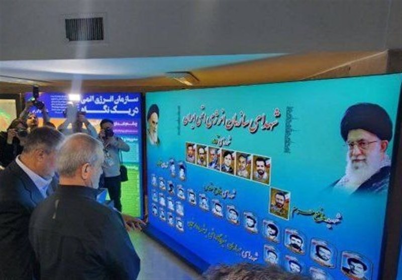 بازدید پزشکیان از نمایشگاه دستاوردهای صنعت هسته‌ای