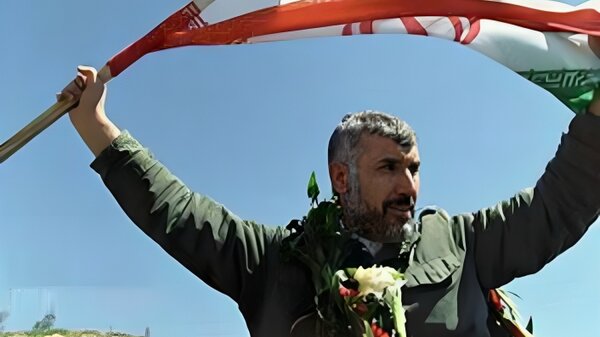 خلبانی که ۱۰ سال از ۱۸ سال اسارت را در سلول انفرادی رژیم بعث بود/ ماجرای محاکمه صحرایی در میدان تیر