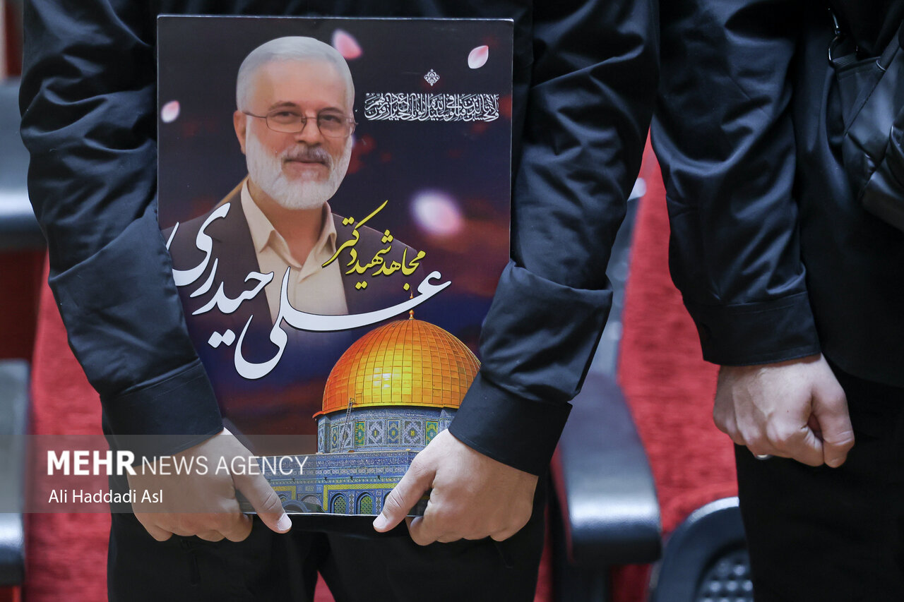 دیدار مقامات هلال‌احمر ایران با خانواده پزشک داوطلب شهید «علی حیدری»