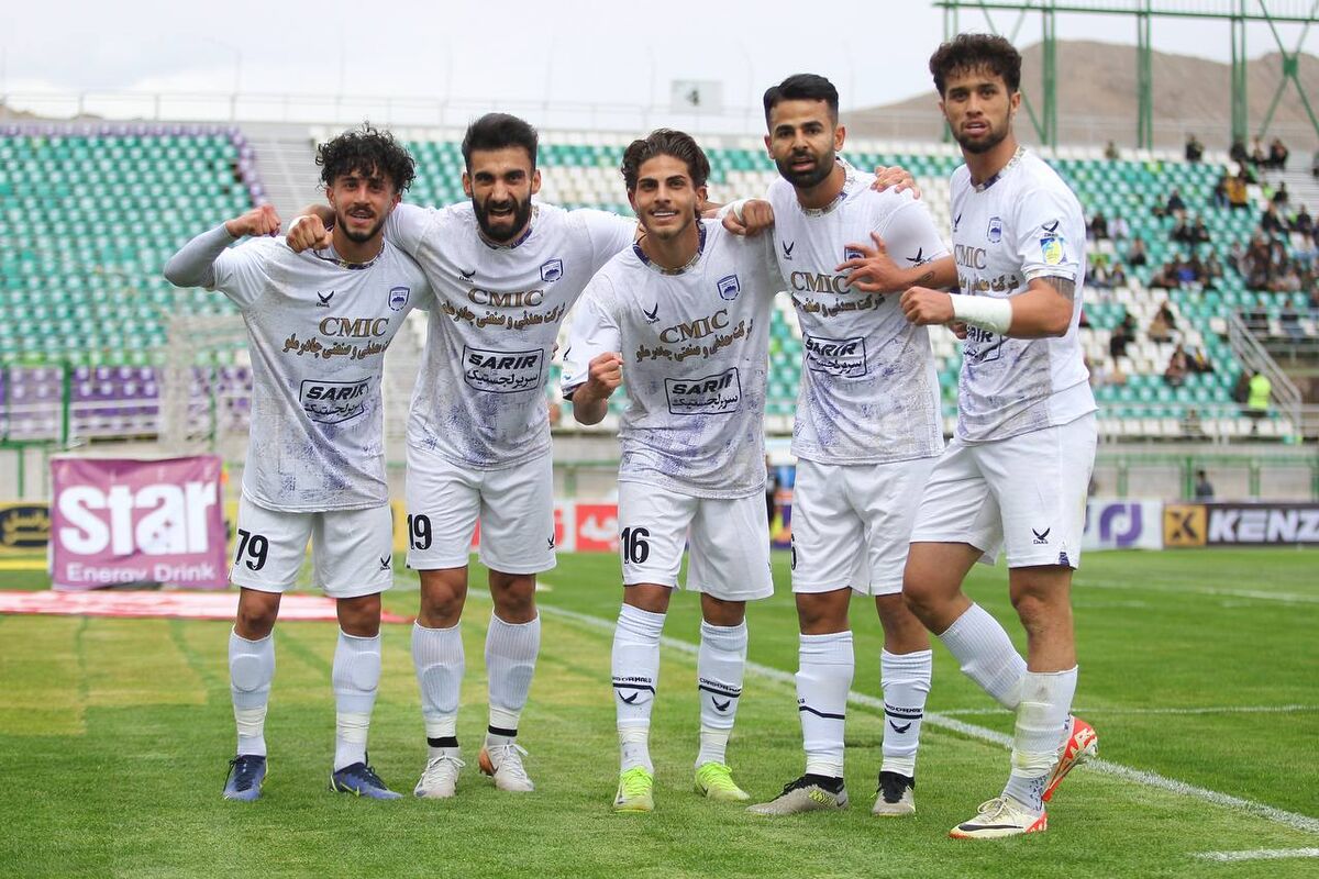 محرومیت چادرملو اجرایی می شود؛ بازی بدون حضور هوادار مرد!