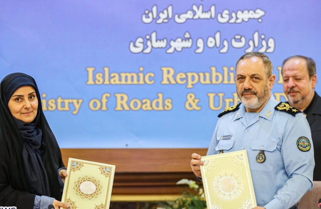 امضا تفاهمنامه همکاری وزارتخانه‌های راه و شهرسازی و وزارت دفاع