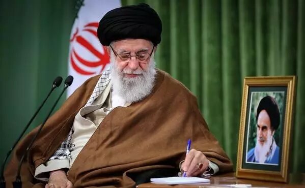 تصاویری از ورود رهبر انقلاب به حسینیه امام خمینی/ آغاز دیدار کارگزاران حج با رهبری