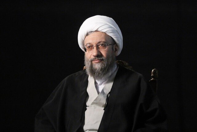 دو سوال مهم از آملی لاریجانی/ مرد مومن! بعد از ۲۳۰۰ روز، تازه می گویید نه تعجیل می کنیم نه تعلل؟/ اعضا در ۷ سال هنوز نتوانسته‌اند لوایح را بخوانند؟