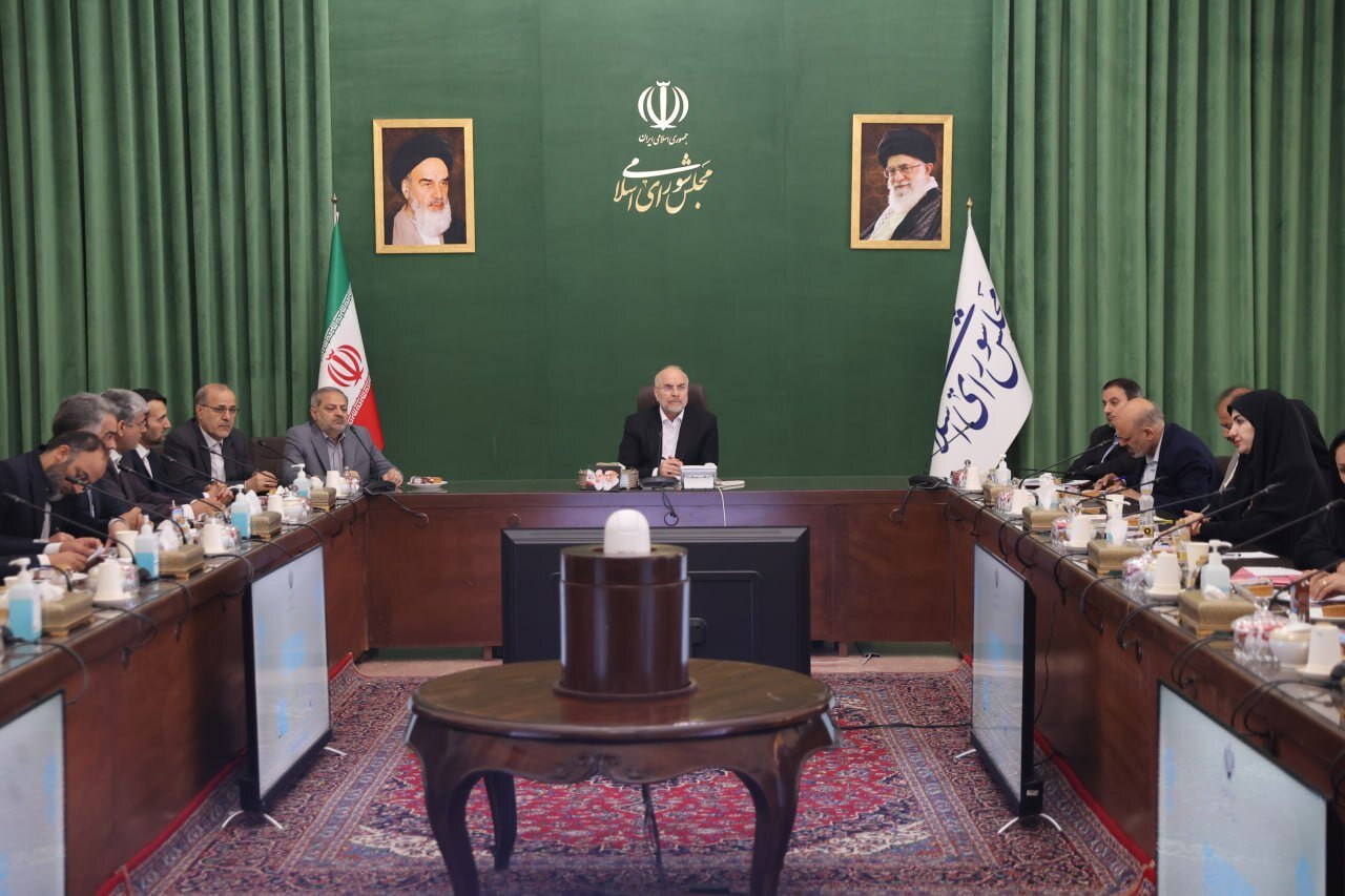 دیدار رئیس مجلس با جمعی از معلمان نمونه کشوری